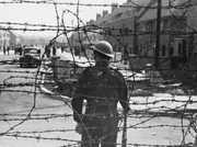 Ein bewaffneter Wachmann in einem Internierungslager