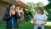 Daniel (Daniel Fritz, l.) will sich vor allem selbst etwas beweisen. Dazu kommen familiäre Sorgen: Sohn Pelle (William J. Barrington) wird von einem Jungen im Footballteam gemobbt. Als auch noch der Trainer hinschmeißt, übernimmt Lou (Eva-Maria Grein von Friedl, r.) kurzerhand selbst das Coaching. Daniel (Daniel Fritz, l.) will sich vor allem selbst etwas beweisen. Dazu kommen familiäre Sorgen: Sohn Pelle (William J. Barrington) wird von einem Jungen im Footballteam gemobbt. Als auch noch der Trainer hinschmeißt, übernimmt Lou (Eva-Maria Grein von Friedl, r.) kurzerhand selbst das Coaching.