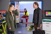 Dr. Ina Schulte (Isabell Gerschke) und Dr. Philipp Brentano (Thomas Koch) haben gerade erfahren, dass Sarah Marquardt und Philipps Frau Arzu mit einer Hochschwangeren im Fahrstuhl stecken geblieben sind. Dr. Ina Schulte (Isabell Gerschke) und Dr. Philipp Brentano (Thomas Koch) haben gerade erfahren, dass Sarah Marquardt und Philipps Frau Arzu mit einer Hochschwangeren im Fahrstuhl stecken geblieben sind.