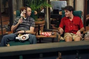 Schmieden einen Plan, wie sie wieder Herr im Haus werden k&ouml;nnten: Alan (Jon Cryer, l.) und Charlie (Charlie Sheen, r.) ...