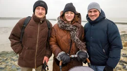 Reporter Frank (rechts) Seibert bei Kim und ihrer Familie.
