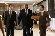 Harvey (Gabriel Macht, l.) und Mike (Patrick J. Adams, r.) wollen den Prozess neu aufrollen – doch Bezirksstaatsanwalt Terrence Wolf (Chi McBride, M.) stellt sich entschieden dagegen. Harvey (Gabriel Macht, l.) und Mike (Patrick J. Adams, r.) wollen den Prozess neu aufrollen – doch Bezirksstaatsanwalt Terrence Wolf (Chi McBride, M.) stellt sich entschieden dagegen.
