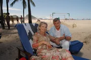 Brigitte (Sabine Postel) und Paul Eisfeld (Heinz Hönig) genießen während ihres Landausflugs das "einfache" Leben am Strand.