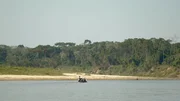 Geologen auf dem Rio Jurua, einem Nebenfluss des Amazonas. Nur in der Trockenzeit können sie hier Sedimentproben nehmen. In der Regenzeit steigt der Pegel um 10 Meter.