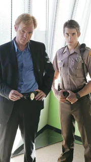 Am Tatort werden Horatio (David Caruso, l.) und seine Leute von dem jungen Polizisten Ryan Wolfe (Jonathan Togo) unterst&uuml;tzt, der durch sein umsichtiges und kluges Handeln Horatios Gefallen findet und daraufhin als Nachfolger f&uuml;r den ermordeten Tim Speedle in die Mannschaft aufgenommen wird.