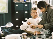 Richard Merten wird in seiner Berliner Wohnung ermordet aufgefunden. Mertens Tochter Paula, die einzige Hinterbliebene, möchte ihren Vater im Dorf ihrer Kindheit begraben. Ritter (Dominic Raacke) und Stark (Boris Aljinovic) diskutieren die Akten aus dem Dorf.