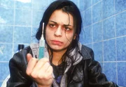 Aus Angst davor, dass ihre in den Knast geschmuggelten Drogen gefunden werden könnten, setzt Raffaella (Graziella De Santis) sich direkt nach ihrer Einlieferung einen Schuss, an dem sie fast stirbt...
