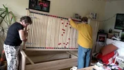 Regina (li.) und Nachbarin Christine bauen gemeinsam das Bett auf. Regina (li.) und Nachbarin Christine bauen gemeinsam das Bett auf.