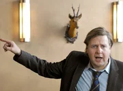 Richard Merten wird in seiner Berliner Wohnung ermordet aufgefunden. Die Ermittlungen verschlagen die Kommissare Ritter und Stark in die brandenburgische Provinz. Klaus Merten (Steffen Münster) demonstriert die Verschönerung des Dorfes.