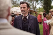 Da sich die Bank von Hongkong geweigert hat, ihm Geld auszuzahlen, versucht Phileas Fogg (David Tennant) auf der Gartenparty des Gouverneurs von Hongkong einen Sponsoren zu finden.