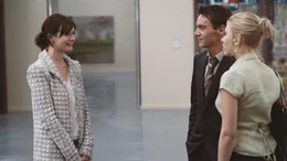 Heikle Begegnung: Chris (Jonathan Rhys Meyers) mit seiner Verlobten Chloe (Emily Mortimer, li.) und Nola (Scarlett Johansson).