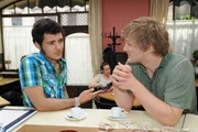 Julian (Bo Hansen, r.) macht Maik (Sebastian König, l.) ein Jobangebot, das der jedoch nicht annehmen will. Julian (Bo Hansen, r.) macht Maik (Sebastian König, l.) ein Jobangebot, das der jedoch nicht annehmen will.
