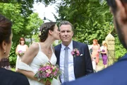 Das Brautpaar Andrea (Anne Cathrin Buhtz) und Christoph (Dirk Borchardt) erfährt erst an der Kirche, dass Franziska (Christine Neubauer) sie trauen wird.