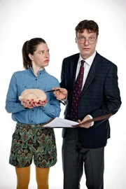 Ein Kunde will sich gegen Tod durch herabfallendes Tiefkühl-Hähnchen versichern lassen. Da muss Carla Temme (Meike Droste, l.) erst ihren Chef Hans-Peter Mühlens (Martin Brambach, r.) fragen.