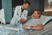 Alex (Jan Hartmann, l.) erklärt Matthias Reichert (David C. Bunners) den Ablauf der OP, die auf ihn zukommen wird.
