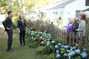 Im Garten des Opfers befragen (v.l.) Agent Aubrey (John Hoyd) und Brennan (Emily Deschanel) die Nachbarn Ruth Wernick (Mary Gillis), Barbara Huntley (Reva Rose) und Francie Von Mertens (Miriam Flynn) zu ihren Beobachtungen.