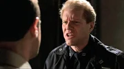 Detective Stabler (Christopher Meloni, l.) befindet sich in der Zwickmühle: Pete Breslin (Noah Emmerich), ein ehemaliger Kollege, erwartet von ihm, dass er seinem Sohn, der eine Mitschülerin überfallen hat, aus der Klemme hilft.
