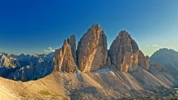 Eine besondere Felsformation der Dolomiten sind die Drei Zinnen, hier befinden sich einige der schwersten Kletterrouten der Alpen.