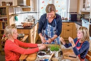 Zu Tisch
Rheinland - Deutschland
Johanna, Heidi und Elisabeth Kircher bereiten die Füllung für die Martinsgans zu.