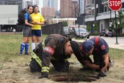 Chicago Fire — Joe Minoso als Joe Cruz, Taylor Kinney als Kelly Severide.