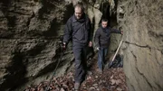 Schatzsucher Jean-Christophe Boulay und Josh Gates untersuchen mit Metalldetektoren eine H&ouml;hle in der N&auml;he von Eisenach, Deutschland.