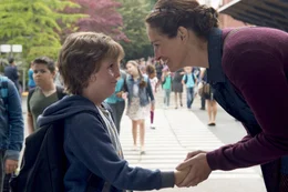 Auggie (Jacob Tremblay, l.); Isabel (Julia Roberts, r.)