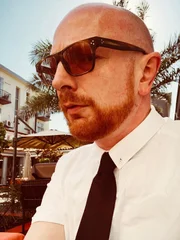 Der Regisseur Mads Br&uuml;gger schlie&szlig;t sich mit dem Privatermittler G&ouml;ran Bj&ouml;rkdahl zusammen, um den Fall "Dag Hammarskj&ouml;ld" neu zu beleuchten.  +++ Die Verwendung des sendungsbezogenen Materials ist nur mit dem Hinweis und Verlinkung auf RTL+ gestattet. +++