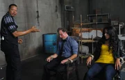 W&auml;hrend Steve (Alex O'Loughlin, r.) und seine Kollegen an einem neuen Fall arbeiten, versucht Catherine (Michelle Borth, l.) &uuml;ber einen Beamten des Zeugenschutzprogramms den Aufenthalt seiner Mutter herauszubekommen ...