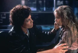 Ripley (Sigourney Weaver, l.) ist fest entschlossen, Newt (Carrie Henn, r.) vor den Aliens zu besch&uuml;tzen ...