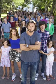 Mark (Stephan Luca, M.) will &uuml;berhaupt keine Kinder (Tilman P&ouml;rzgen, M. 2.v.r., Gizem Emre, vorne M. 2.v.l.), weder eines und erst recht nicht 99. Also versucht er mit Hilfe seine Vaters Karl, einem pensionierten Anwalt die Klage auf Aufhebung seiner Anonymit&auml;t zu verhindern - vergebens ...