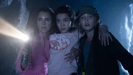 l-r: Keri Russell als Sari, Brooklynn Prince als Dee Dee, Christian Convery als Henry