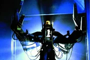 Ripley (Sigourney Weaver) von einem Rettungsteam aus dem Weltraum gefunden.