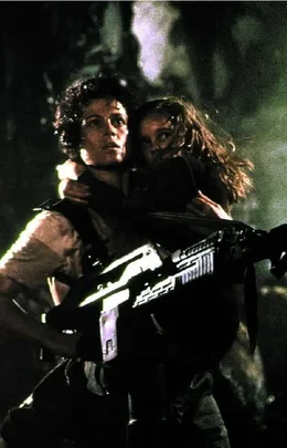 Ripley (Sigourney Weaver, l.) Newt (Carrie Henn).