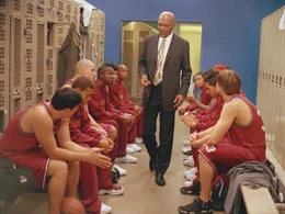 Mit knallharten Regeln, die keinen Widerspruch dulden, Vertr&auml;gen, in denen die Spieler ihre Leistung auch in schulischen Bereichen zusichern m&uuml;ssen und einem gnadenlosen Ausdauertraining verschafft Carter (Samuel L. Jackson, M.) sich nicht nur den n&ouml;tigen Respekt, sondern f&uuml;hrt die Mannschaft auch zu ersten Siegen ...