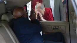 Erzbischof Desmond Tutu (l.) und der Dalai Lama   Die Verwendung des sendungsbezogenen Materials ist nur mit dem Hinweis und Verlinkung auf RTL+ gestattet.