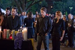 W&auml;hrend (v.l.n.r.) Automechaniker Andy (Andrew Fiscella), Nick (Bobby Campo) und seine Freundin Lori (Shantel VanSanten) noch die geliebten Toten betrauern, lauert der Sensenmann bereits darauf, sie m&ouml;glichst schnell ins Jenseits mitzunehmen ...