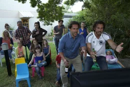 Fu&szlig;ball ist seine gro&szlig;e Leidenschaft und Kinder sind f&uuml;r sein Leben total &uuml;berfl&uuml;ssig. Und Fu&szlig;ballspiele anschauen mit den Kindern seines besten Freundes Alex (Adam Bousdoukos, 2.v.r.) ist f&uuml;r Mark (Stephan Luca, r.) nur nervig. Bis er erf&auml;hrt, dass er 99 Kinder hat ...