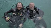 Josh Gates (l.) und der Meeresarch&auml;ologe James Sinclair (r.) mit ihrer Tauchausr&uuml;stung in der Karibik bei Portobelo, Panama.
