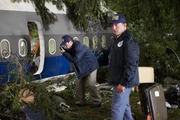 NTSB-Ermittler Al Diehl (Thomas Mitchell) untersucht die Überreste des United-Airlines-Fluges 173 am Tag nach dessen Absturz; die Ermittler kommen zu der Schlussfolgerung, dass der Kapitän den kritischen Treibstoffmangel nicht bemerkte.