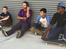 Die vier Skater v.l.: Max Barker, Zack Mulligan, Bing Liu und Keire Johnson am Set
