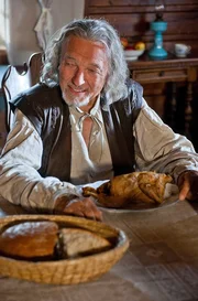 Nach einem langen Tag in der Schmiede freut sich der Gro&szlig;vater (Karel Gott) immer auf das leckere Essen zu Hause.