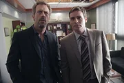 Das seltsame Verhalten von House (Hugh Laurie, l.) beunruhigt Dr. James Wilson (Robert Sean Leonard, r.) nicht weiter ... Das seltsame Verhalten von House (Hugh Laurie, l.) beunruhigt Dr. James Wilson (Robert Sean Leonard, r.) nicht weiter ...