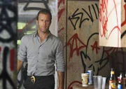 W&auml;hrend Steve (Alex O'Loughlin, r.) und seine Kollegen an einem neuen Fall arbeiten, versucht Catherine (Michelle Borth, l.) &uuml;ber einen Beamten des Zeugenschutzprogramms den Aufenthalt seiner Mutter herauszubekommen ...