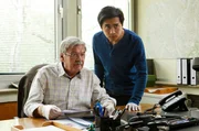 Hui Ko (Aaron Le, r.) und G&uuml;nter (Wolfgang Winkler, l.) untersuchen das Entf&uuml;hrerschreiben.