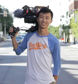 Regisseur Bing Liu mit Kamera