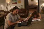 Eigentlich wollte Mark (Stephan Luca, l.) mit seinen 99 Kindern nichts zu tun haben, aber als er einige von ihnen n&auml;her kennenlernt, gibt er sich als ihr Vater zu erkennen - und muss auch schon prompt Janette (Gizem Emre, r.) bei den Hausaufgaben helfen ...