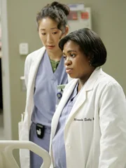 Kümmern sich um eine Mörderin: Cristina (Sandra Oh, l.) und Dr. Bailey (Chandra Wilson, r.).