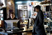 Hat der Fotograf Malcolm Hessler (Kenny Johnson, l.) vor 17 Jahren einen Jungen ermordet? Ben Reynolds (Mekhi Phifer) fragt nach seinem Alibi.