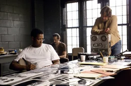 Nach dem Tod seines Bosses macht Frank Lucas (Denzel Washington, l.) sich in der Unterwelt schnell einen Namen. Doch der verbissene Polizist Richie Roberts (Russel Crowe, r.) ist ihm l&auml;ngst auf der Spur ...