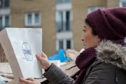 Ohne auf die Hilfe anderer bauen zu k&ouml;nnen, geht Eve (Sandra Oh) jeder Spur nach. Egal, wie unbedeutend sie scheinen mag.